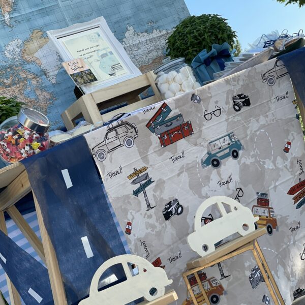 ”Little car in navy blue” ”Little car in navy blue”