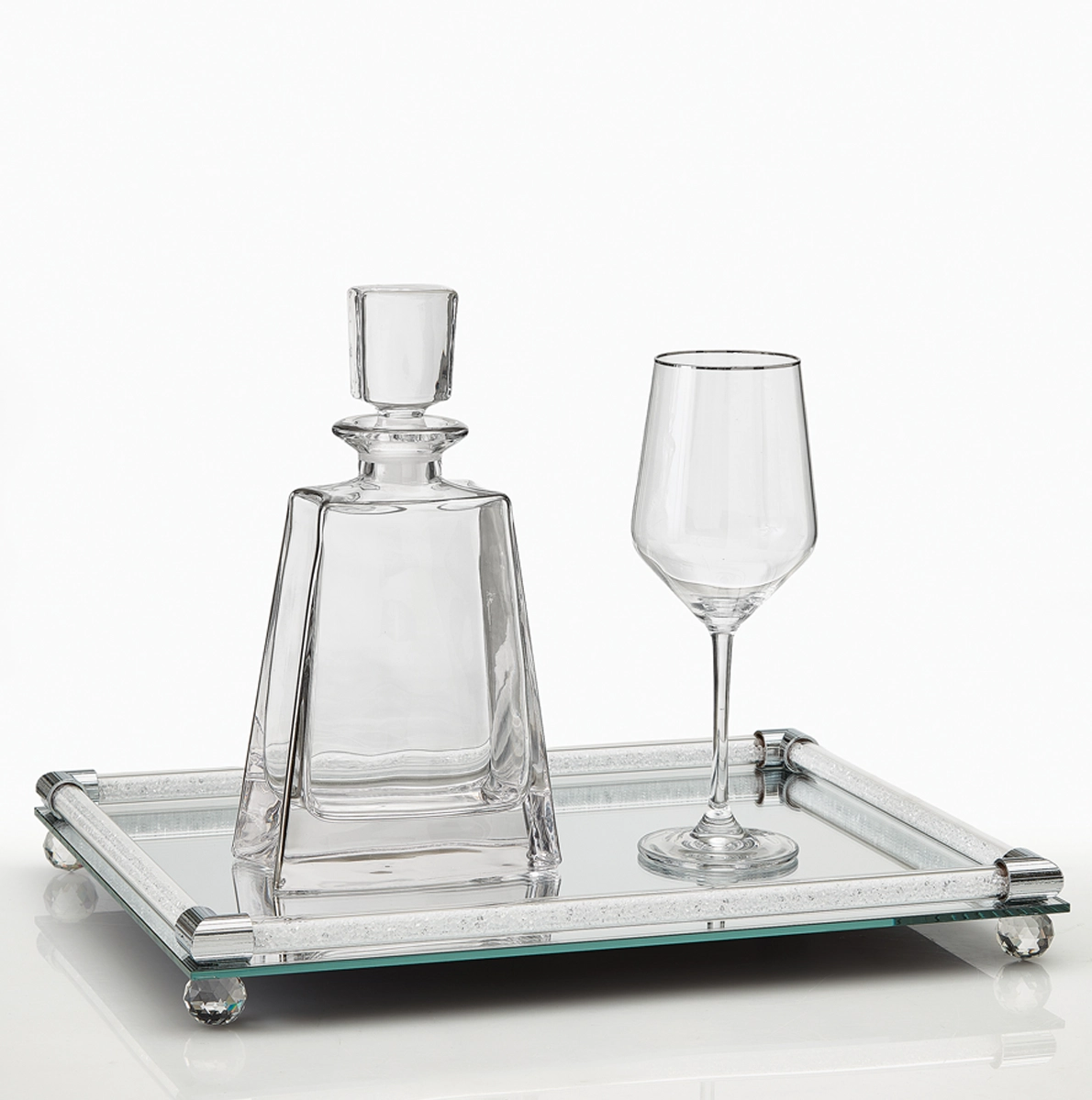 Σετ δίσκος με ποτήρι κρασιού και καράφα κρυστάλλινα Σετ δίσκος με ποτήρι κρασιού και καράφα κρυστάλλινα